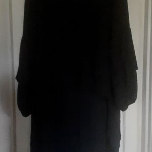 Blk blouse with puff sleeves